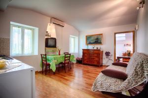 Apartments by the sea Komiza, Vis - 2450