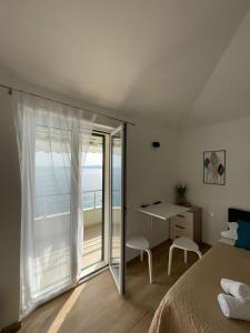 Apartments by the sea Promajna, Makarska - 2592