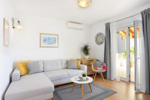 Apartments by the sea Podgora, Makarska - 2594