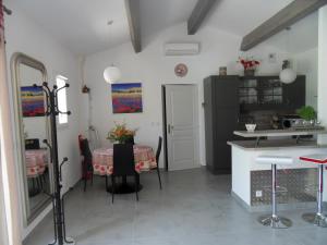 Maisons de vacances Les Hauts d'Eyragues gite Reverie Meuble classe 4 etoiles : Maison 2 Chambres