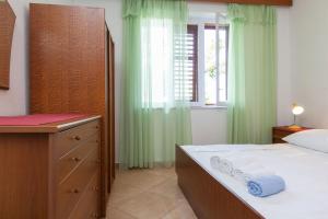 Apartments by the sea Podgora, Makarska - 2604
