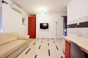 Three-Bedroom Apartment with Terrace room in Apartments by the sea Sveti Filip i Jakov Biograd - 14817