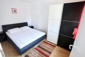 Two-Bedroom Apartment with Terrace room in Apartments by the sea Sveti Filip i Jakov Biograd - 14817