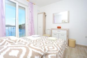 Apartments by the sea Rogoznica - 13012