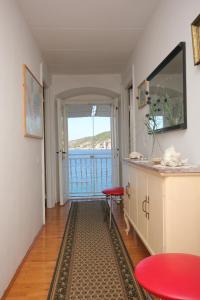 Apartments by the sea Komiza, Vis - 9703