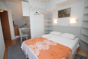 Apartments by the sea Komiza, Vis - 9703