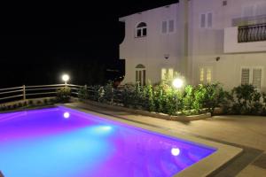 Family friendly apartments with a swimming pool Lokva Rogoznica, Omis - 11931