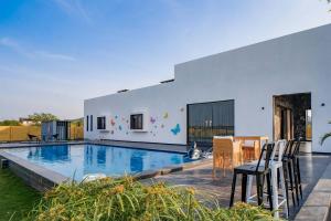 StayVistas Le Bon Horizon - Hillside Elegance with Chic Interiors, Poolside Serenity & Picturesque Gazebo - Proximity to Sula