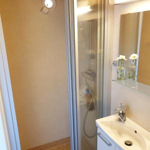 Cabin near lake and beautiful nature reserve.