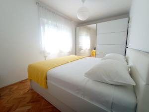 Apartments with parking space Bilo, Primosten - 12868