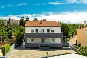 Family-friendly apartments with swimming pool Soline, Krk - 9715 