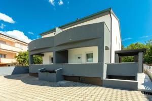 Family-friendly apartments with swimming pool Soline, Krk - 9715 