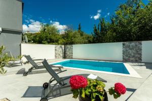 Family friendly apartments with a swimming pool Soline, Krk - 9715