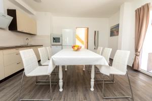 Family-friendly apartments with swimming pool Soline, Krk - 9715