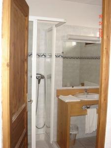 Hotels Le Castillan : Chambre Double ou Lits Jumeaux avec Douche et Vue au Nord 