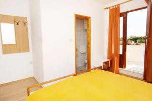 Apartments and rooms with parking space Bol, Brac - 2878