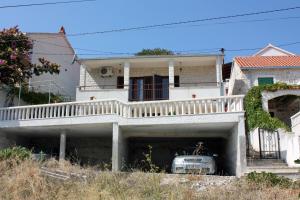 Apartments with a parking space Sutivan, Brac - 2846