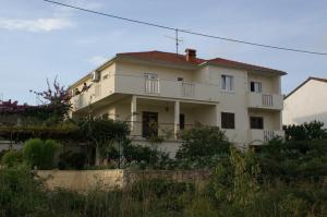 Apartments with parking space Supetar, Brac - 2845