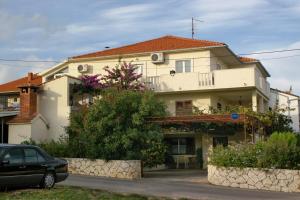 Apartments with parking space Supetar, Brac - 2845