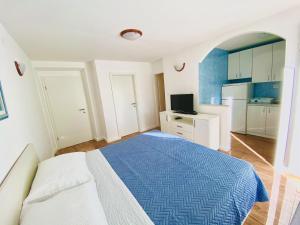 Apartments by the sea Postira, Brac - 2928