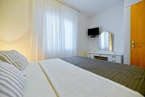 Apartments with parking space Postira, Brac - 2913