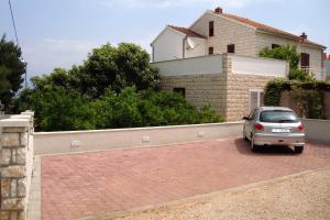 Apartments by the sea Mirca, Brac - 2853