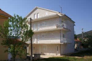 Apartments with a parking space Vinisce, Trogir - 2987