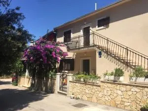 Apartments by the sea Mirca, Brac - 2886 - Mirce