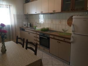 Apartments by the sea Mirca, Brac - 2886