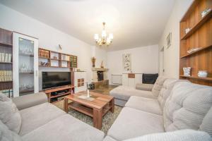 Apartments with parking space Splitska, Brac - 2857