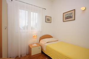 Apartments by the sea Splitska, Brac - 2865