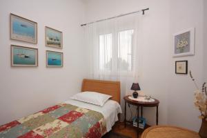 Apartments by the sea Splitska, Brac - 2865