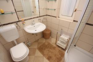 Apartments by the sea Splitska, Brac - 2865