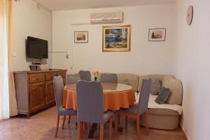 Apartments with parking space Mirca, Brac - 2838