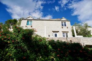 Apartments by the sea Pucisca, Brac - 2927
