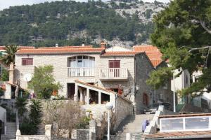 Apartments by the sea Bol, Brac - 2905