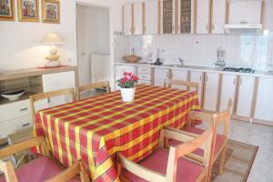 Apartments by the sea Bol, Brac - 2905