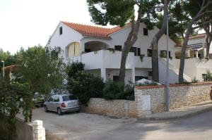 Apartments by the sea Mirca, Brac - 2902