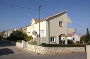 Apartments with a parking space Supetar, Brac - 2850