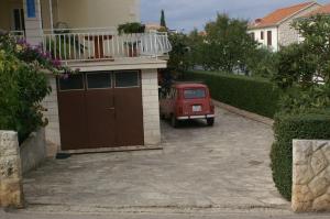 Apartments with a parking space Supetar, Brac - 2850