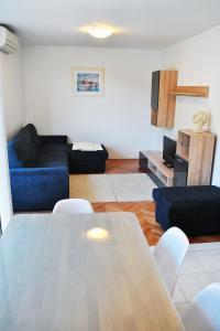 Apartments by the sea Omis - 2822