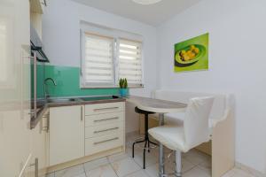 Apartments by the sea Duce, Omis - 2992