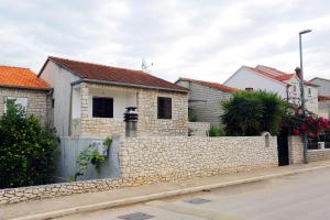 Apartments with parking space Supetar, Brac - 2896