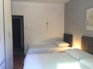 Apartments by the sea Mirca, Brac - 2886