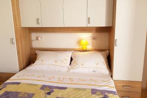 Apartments with parking space Bol, Brac - 2890