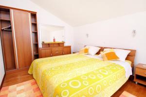 Apartments with parking space Bol, Brac - 2900