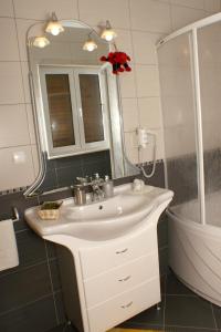 Apartments with parking space Bol, Brac - 2900