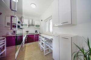 Apartments with parking space Postira, Brac - 2913