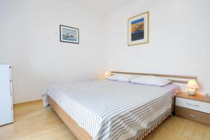 Apartments with parking space Postira, Brac - 2913