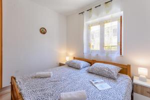 Apartments by the sea Sumartin, Brac - 2952